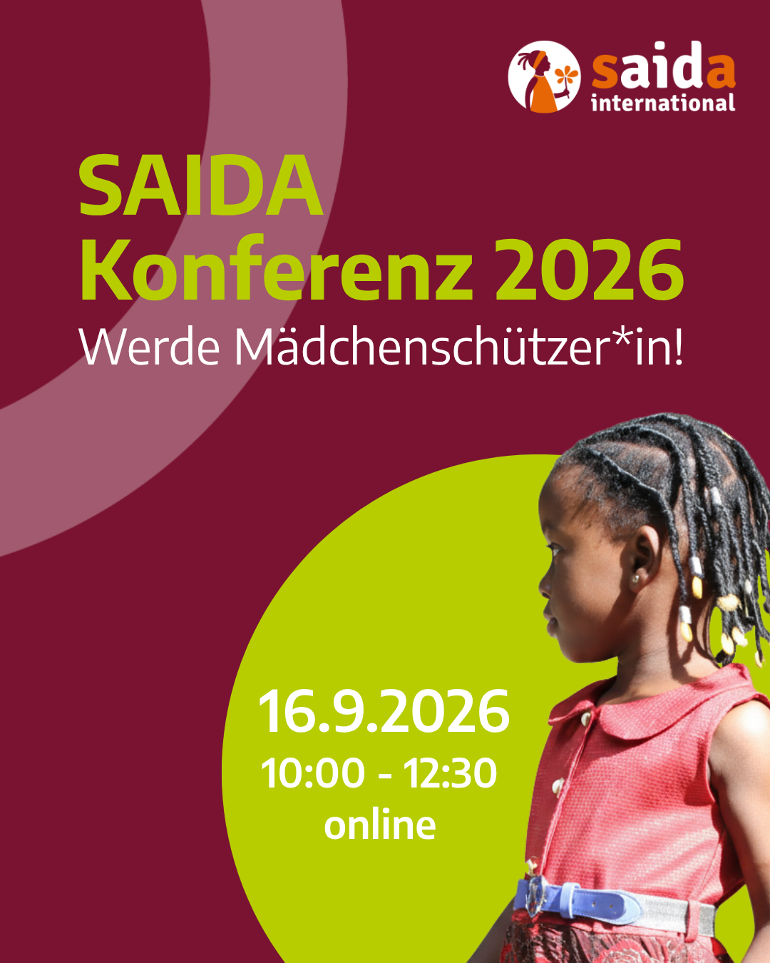 Ein junges Maedchen mit geflochtenen Haaren im roten Kleid blickt zur Seite